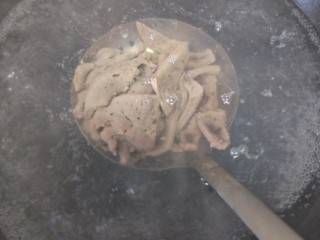 7、私房酱爆猪肝,锅里水烧开后，猪肝装漏勺放锅里烫至猪肝一变色后捞出备用