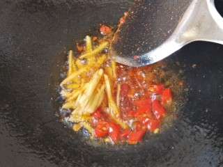 9、私房酱爆猪肝,放泡姜丝和指天椒翻炒