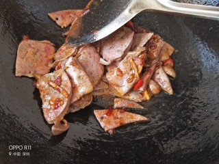 10、私房酱爆猪肝,放猪肝快速翻炒