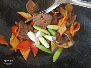 12、私房酱爆猪肝,放蒜苗根部部分翻炒