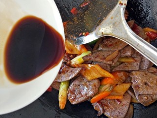 13、私房酱爆猪肝,加料酒快速翻炒