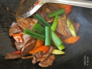 14、私房酱爆猪肝,加蒜苗叶子部分继续翻炒