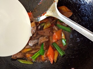 15、私房酱爆猪肝,水淀粉勾芡