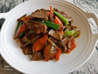 16、私房酱爆猪肝,最后加适量盐翻炒几下出锅