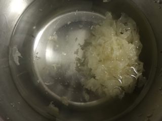 5、桃胶雪燕皂角米银耳羹,银耳冷藏泡一夜。