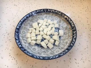 4、山药鸡汤小米粥,山药去皮，切成骰子块大小，用清水泡着以免氧化。