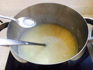 14、山药鸡汤小米粥,煮好后放入少许的盐调味。