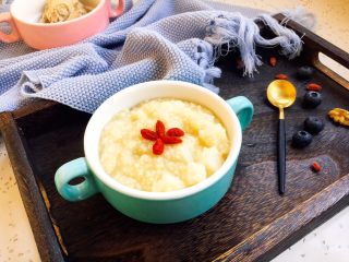 16、山药鸡汤小米粥,营养丰富的早餐鸡汤小米粥成品图。