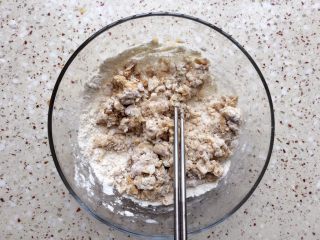 5、植物油红枣软欧,拌成面絮状;