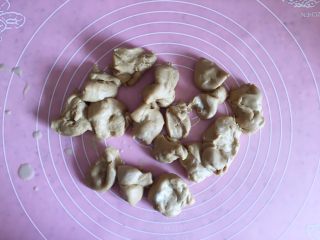 8、植物油红枣软欧,面团切块;