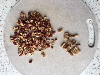 14、植物油红枣软欧,红枣去核切成小块;