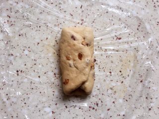 16、植物油红枣软欧,擀成长舌状,左右折叠起来;