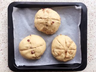 19、植物油红枣软欧,发酵到原来2倍左右大小,表面划自己喜欢的花纹;