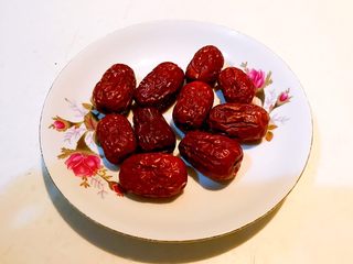 5、莲子八宝粥,红枣