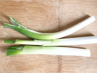 1、麦麸葱油花卷,提前准备葱花，大葱洗干净，控干水分