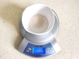 4、麦麸葱油花卷,酵母秤量出来