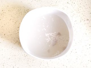 5、麦麸葱油花卷,用温水化开酵母