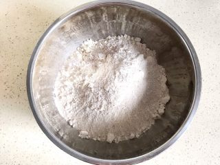 6、麦麸葱油花卷,白面粉和麦麸混合均匀