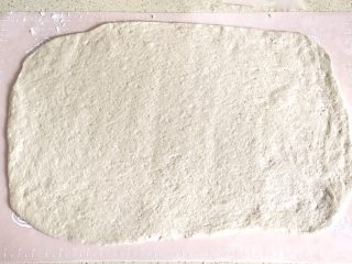 9、麦麸葱油花卷,均分两份，取其中一份擀成长方形