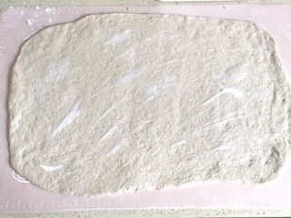 10、麦麸葱油花卷,在面片上均匀地撒上盐，不要太少，花卷太淡也不好吃