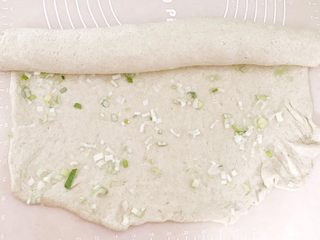 15、麦麸葱油花卷,将面皮卷起来