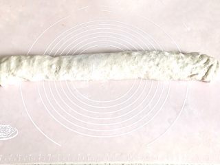 16、麦麸葱油花卷,卷成圆柱形