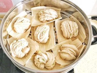 24、麦麸葱油花卷,冷水装锅，进行二发
