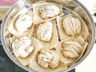 25、麦麸葱油花卷,二发时间一般二十分钟左右，发至原来花卷的两倍大小即可
