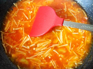 11、茄汁金针菇炖豆腐,放入清水。