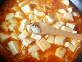 14、茄汁金针菇炖豆腐,烧开后汤汁变浓,放胡椒粉鸡精。