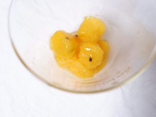 4、续命香芒百香果冰格吃法,将香芒百香果酱冰块放入杯中