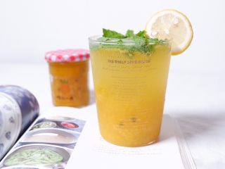 6、续命香芒百香果冰格吃法,加薄荷和柠檬点缀，一杯高颜值的续命的香芒百香果苏打水就完成了