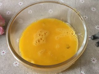 5、宝宝辅食之西兰花虾仁蒸蛋,鸡蛋打散