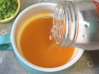 7、宝宝辅食之西兰花虾仁蒸蛋,往过筛后的蛋液里加入大概1.5-2倍的温水。搅拌均匀