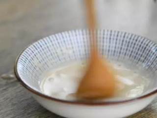 1、红枣玉米窝窝头的做法，简直好吃到爆，必须学会啊,先用温水把酵母化开，搅拌均匀