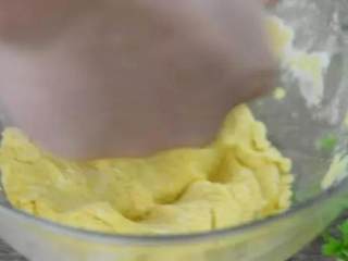 3、红枣玉米窝窝头的做法，简直好吃到爆，必须学会啊,面粉搅成絮状后，用手揉捏成光滑面团