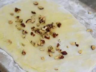 7、红枣玉米窝窝头的做法，简直好吃到爆，必须学会啊,撒上枣肉，再把面团揉匀，搓成长条