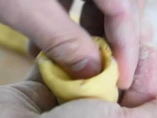 9、红枣玉米窝窝头的做法，简直好吃到爆，必须学会啊,用手把小剂子捏成窝窝头形状