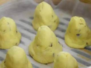 10、红枣玉米窝窝头的做法，简直好吃到爆，必须学会啊,放入蒸锅，沸水蒸15分钟