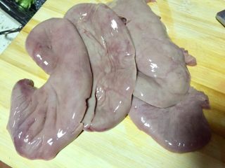 1、爆炒腰花,猪腰对剖去腰骚洗净