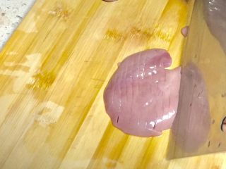 2、爆炒腰花,切腰花：首先如图斜刀切