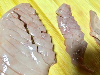 4、爆炒腰花,再斜切，和第一次切的成十字形
