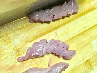 5、爆炒腰花,俩三个切刀后把腰花切断