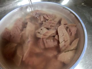 10、爆炒腰花,接下来把浸泡了的腰花用流水洗数遍