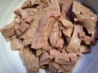 11、爆炒腰花,洗好后沥干水