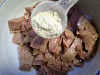 12、爆炒腰花,放入半勺淀粉