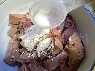 13、爆炒腰花,放入少许食盐