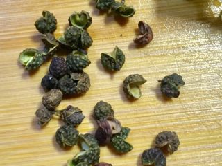 16、爆炒腰花,放入花椒