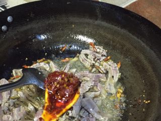 20、爆炒腰花,放入豆瓣酱和泡椒末快速翻炒