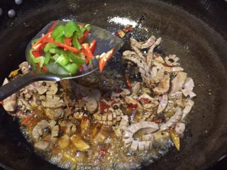 21、爆炒腰花,放入青椒红椒丝快速翻炒